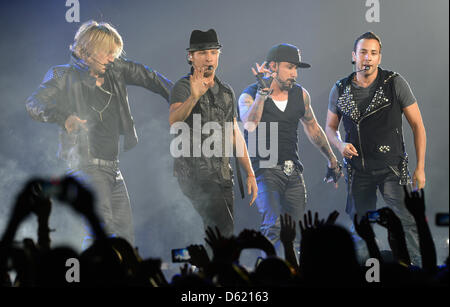 Cantanti Nick Carter (L-R), Brian Littrell, Alexander James (AJ) McLean e Howie Dorough della banda NKOTBSB eseguire sul palco durante il loro tour in Germania alla O2 World di Berlino, Germania, 07 maggio 2012. Il NKOTBSB Tour è un co-tour del rivestimento del padiglione tra American boy band New Kids on the Block e i Backstreet Boys. Foto: Britta Pedersen Foto Stock