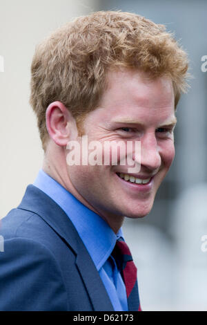 La Gran Bretagna è il principe Harry saluta British combattenti feriti durante un ricevimento alla residenza dell'Ambasciatore britannico a Washington DC, Stati Uniti d'America, 07 maggio 2012. I soldati feriti hanno partecipato il guerriero giochi che è una manifestazione organizzata ogni anno da noi Comitato Olimpico. Foto: KEVIN DIETSCH/piscina Foto Stock