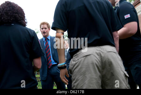 La Gran Bretagna è il principe Harry saluta British combattenti feriti durante un ricevimento per USA e britannico guerrieri feriti a residenza dell'Ambasciatore britannico a Washington, Stati Uniti d'America, 07 maggio 2012. I soldati feriti hanno partecipato il guerriero giochi che è una manifestazione organizzata ogni anno da noi Comitato Olimpico. Foto: KEVIN DIETSCH/piscina Foto Stock