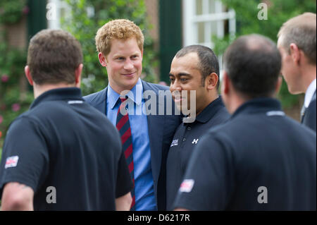 La Gran Bretagna è il principe Harry (2 L) saluta British combattenti feriti durante un ricevimento alla residenza dell'Ambasciatore britannico a Washington DC, Stati Uniti d'America, 07 maggio 2012. I soldati feriti hanno partecipato il guerriero giochi che è una manifestazione organizzata ogni anno da noi Comitato Olimpico. Foto: KEVIN DIETSCH/piscina Foto Stock