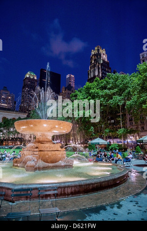 La fontana in Bryant Park di New York City di notte Foto Stock