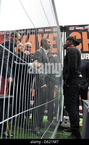 Sospesa boxer professionale Dereck Chisora (R) sorge accanto a un recinto accanto al boxer David Haye durante una conferenza stampa al West Ham United's Boleyn Ground a Londra, Inghilterra, 08 maggio 2012. Chisora vuole combattere la sua compatriat David Haye utilizzando una licenza dal Lussemburgo. La lotta per il 14 luglio è stato annullato il giovedì a Londra. Foto: INGA RADEL Foto Stock