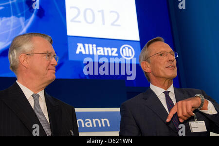 Presidente del consiglio di amministrazione di Allianz SE Henning Schulte-Noelle (L) e amministratore delegato od ALiianz se Michael Diekmann stare di fronte ad un animato immagine del globo all'assemblea generale degli azionisti all'Olympic Hall di Monaco di Baviera, Germania, 09 maggio 2012. Dopo un po' male lo scorso anno, Allianz può segnalare un buon inizio per il 2012. Foto: PETER KNEFFEL Foto Stock