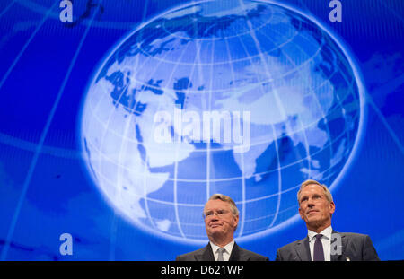 Presidente del consiglio di amministrazione di Allianz SE Henning Schulte-Noelle (L) e amministratore delegato od ALiianz se Michael Diekmann stare di fronte ad un animato immagine del globo all'assemblea generale degli azionisti all'Olympic Hall di Monaco di Baviera, Germania, 09 maggio 2012. Dopo un po' male lo scorso anno, Allianz può segnalare un buon inizio per il 2012. Foto: PETER KNEFFEL Foto Stock