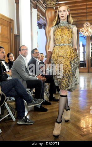 Un modello di passeggiate lungo la pista durante una sfilata di moda etichetta Wunderkind a Potsdam, in Germania, il 10 maggio 2012. Il tedesco fashion designer Wolfgang Joop ha presentato una nuova collezione del suo marchio di moda Wunderkind per la prima volta dopo una lunga pausa. Foto: BERND SETTNIK Foto Stock