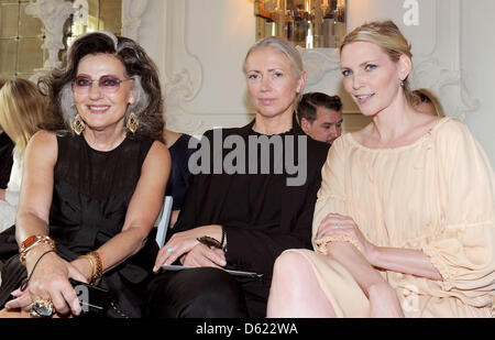 Fondatore di Vogue tedesca Angelica Blechschmidt (L-R), editor-in-chief di Vogue Christiane Arp e modello Nadja Auermann assistere ad una sfilata di moda di tedesco fashion designer Wolfgang Joop a Potsdam, in Germania, il 10 maggio 2012. Joop ha presentato una nuova collezione del suo marchio di moda Wunderkind per la prima volta dopo una lunga pausa. Foto: BERND SETTNIK Foto Stock