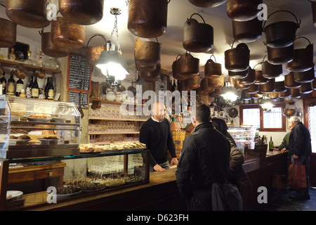 Do Mori, bar più antico (bacaro) a Venezia, vicino al Ponte di Rialto Mercato del pesce. 500 anni. Il Barista serve vino Foto Stock