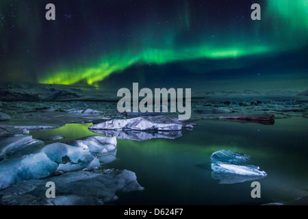 Aurora Boreale o luci del nord a Jokulsarlon, Breidarmerkurjokull Vatnajokull calotta di ghiaccio, Islanda Foto Stock