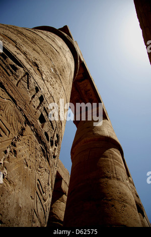 Pilastri del grande Hypostyle Hall dal distretto di Amon-Ra, il Tempio di Karnak, Egitto Foto Stock