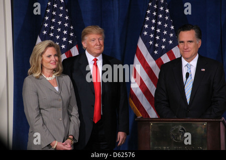 Ann Romney, Donald Trump stand sul palco come Mitt Romney parla dopo essere stato vistato da Donald Trump come repubblicano Foto Stock