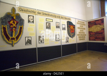 Display introduttiva in stasi museo dedicato a esporre la regola opprimente della Germania la polizia segreta durante il post Foto Stock