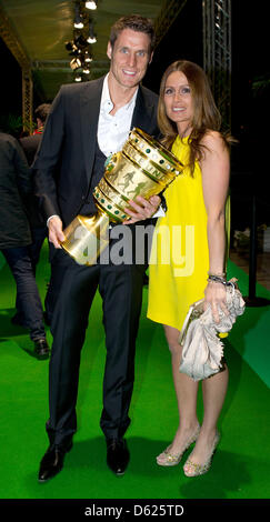 Berlino/ Fussball, Finale DFB-Pokal, Saison 2011/2012, Siegesfeier von Borussia Dortmund, Sonntag (13.05.2012), Berlino: Sebastian KEHL und Freundin Tina posieren mit dem DFB-Pokal. Nach dem Finale torreichsten 26 Seit Jahren gewann Borussia Dortmund den DFB-Pokal Mit einem 5:2-Sieg über den FC Bayern München und machte damit zum ersten Mal a circuizione 103-jährigen Vereinsgeschichte da Foto Stock