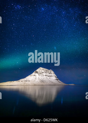 Aurora Boreale o luci del nord con la Via Lattea, Mt. Kirkjufell, Grundarfjordur, Snaefellsnes, Penisola Islanda Foto Stock