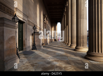 Il portico centrale delle colonne corinzie, St George's Hall, Lime Street, Liverpool, Merseyside, Inghilterra. Set cinematografico per il film "The Batman" - 2020 Foto Stock