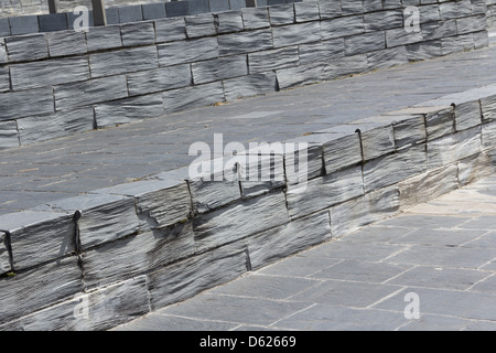 Blocchi di Welsh Slate formano i passaggi presso la Baia di Cardiff ingresso alla Senedd, casa della National Assembly for Wales a Cardiff. Foto Stock