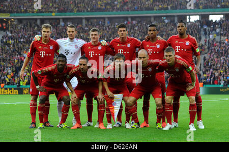 Monaco di Baviera a partire line-up con Holger Badstuber (BANCATA POSTERIORE L-R), portiere Manuel Neuer, Toni Kroos, Mario Gomez, Luiz Gustavo und Jerome Boateng e David Alaba (fila anteriore L-R), Franck Ribery, Philipp Lahm, Arjen Robben und Bastian SCHWEINSTEIGER è raffigurato prima la DFB Cup finale tra Borussia Dortmund e Bayer Monaco di Baviera nello Stadio Olimpico di Berlino (Germania), 12 maggio 2012. Foto Stock