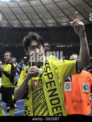 Dortmund Shinji Kagawa celebra dopo la DFB Cup finale tra Borussia Dortmund e Bayer Monaco di Baviera nello Stadio Olimpico di Berlino (Germania), 12 maggio 2012. Dortmund ha vinto la partita 5-2. Foto: Oliver Mehlis Foto Stock