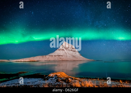 Aurora Boreale o luci del nord con la Via Lattea, Mt. Kirkjufell, Grundarfjordur, Snaefellsnes, Penisola Islanda Foto Stock