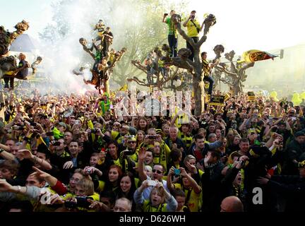 I sostenitori del calcio tedesco champions Borussia Dortmund celebrare la loro squadra durante una sfilata per le strade di Dortmund, 13 maggio 2012. Il Borussia Dortmund ha vinto il tedesco della DFB Cup (DFB Pokal) finale contro il Bayern Monaco di Baviera a Berlino ieri. Foto: Ina Fassbender dpa/lnw +++(c) dpa - Bildfunk+++ Foto Stock