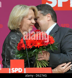 Nord Rhine-Westphalian Primo Ministro Signora Hannelore Kraft fiori riceve dal presidente SPD Sigmar GABRIEL prima della riunione del comitato i socialdemocratici a Willy Brandt House a Berlino, Germania, 14 maggio 2012. Kraft ha vinto la Renania settentrionale-Vestfalia alle elezioni statali prendendo 39,2 per cento dei voti. Foto: WOLFGANG KUMM Foto Stock