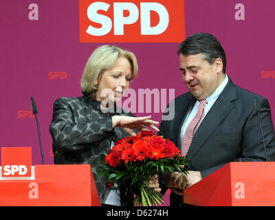 Nord Rhine-Westphalian Primo Ministro Signora Hannelore Kraft fiori riceve dal presidente SPD Sigmar GABRIEL prima della riunione del comitato i socialdemocratici a Willy Brandt House a Berlino, Germania, 14 maggio 2012. Kraft ha vinto la Renania settentrionale-Vestfalia alle elezioni statali prendendo 39,2 per cento dei voti. Foto: WOLFGANG KUMM Foto Stock