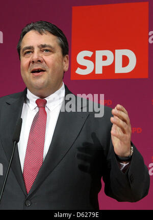 Presidente SPD Sigmar Gabriel parla del risultato del Nord Rhine-Westphalian regionale elezioni parlamentari socialdemocratici al Willy Brandt House a Berlino, Germania, 13 maggio 2012. SPD candidato Hannelore Kraft ha vinto la Renania settentrionale-Vestfalia alle elezioni statali prendendo 39,2 per cento dei voti. Foto: WOLFGANG KUMM Foto Stock