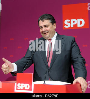 Presidente SPD Sigmar Gabriel parla del risultato del Nord Rhine-Westphalian regionale elezioni parlamentari socialdemocratici al Willy Brandt House a Berlino, Germania, 13 maggio 2012. SPD candidato Hannelore Kraft ha vinto la Renania settentrionale-Vestfalia alle elezioni statali prendendo 39,2 per cento dei voti. Foto: WOLFGANG KUMM Foto Stock