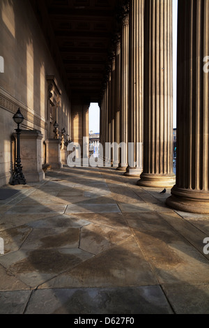 Il portico centrale delle colonne corinzie, St George's Hall, Lime Street, Liverpool, Merseyside, Inghilterra. Location del film "The Batman" - 2020 Foto Stock