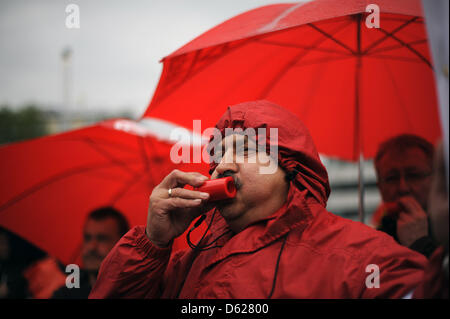 Un dipendente si brucia un fischio durante un rally a Kassel in Germania, 15 maggio 2012. Oltre 3.500 persone hanno preso parte all'attenzione lo sciopero dei metalmeccanici sindacato IG Metall. Foto: UWE ZUCCHI Foto Stock