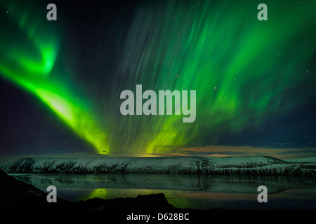 Aurora Boreale o luci del nord, Kleifarvatn, penisola di Reykjanes, Islanda Foto Stock