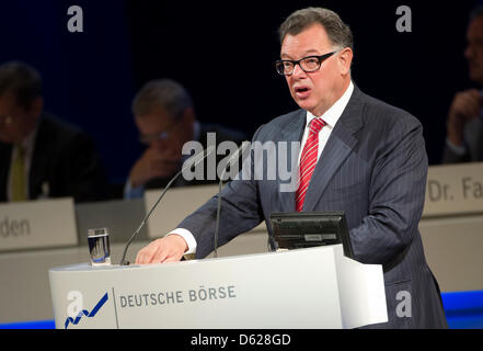 CEO di Deutsche Boerse Gruppo Reto Francioni parla all'assemblea generale di Deutsche Boerse Group in Francoforte sul Meno, Germania, 16 maggio 2012. La gestione spurns responsabilità per il fallimento della fusione con New York NYSE Euronext. Presidente uscente del consiglio di vigilanza Gentz ha affermato che la fusione è stata bloccata da Bruxelles a causa di un errore di valutazione della situazione concorrenziale. P Foto Stock