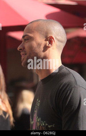 Attore Jesse Williams fa la sua comparsa su " Extra " a Grove in Hollywood Los Angeles, California - 01.02.12 Foto Stock