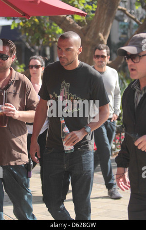 Attore Jesse Williams fa la sua comparsa su " Extra " a Grove in Hollywood Los Angeles, California - 01.02.12 Foto Stock