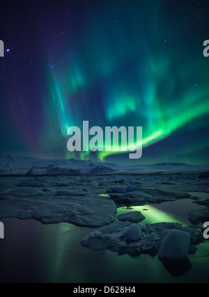 Aurora Boreale o luci del nord a Jokulsarlon, Breidarmerkurjokull Vatnajokull calotta di ghiaccio, Islanda Foto Stock