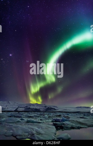 Aurora Boreale o luci del nord a Jokulsarlon, Breidarmerkurjokull Vatnajokull calotta di ghiaccio, Islanda Foto Stock