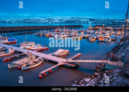 Piccole barche nel porto d'inverno in Akureyri, Islanda Foto Stock