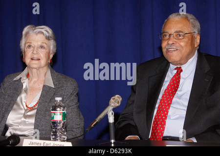 Angela Lansbury e James Earl Jones premere il tasto Conferenza per lo spettacolo di Broadway 'Gore Vidal è il miglior uomo" tenutasi presso il nuovo 42nd St Foto Stock