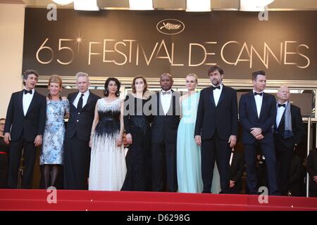 I membri della giuria regista Alexander Payne (l-r), regista Andrea Arnold , fashion designer Jean-Paul Gaultier, attrice Hiam Abbass, attrice Emmanuelle Devos, direttore Raoul Peck, attrice Diane Kruger, presidente della giuria Direttore Nanni Moretti, attore Ewan McGregor e presidente del Festival di Cannes Gilles Jacob arrivano all'apertura del sessantacinquesimo Cannes Film Festival presso il Palais d Foto Stock