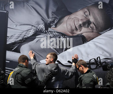 Un manifestante viene ricercato dagli ufficiali della polizia di fronte alla stazione ferroviaria centrale di Francoforte sul Meno, Germania, 17 maggio 2012. Nonostante il divieto di manifestazioni di alleanza Blockupy aveva organizzato una dimostrazione attraverso il centro di Francoforte per protestare contro le banche e la comunità politica di austerità. Foto: ARNE DEDERT Foto Stock