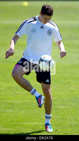 Nazionale tedesco di giocatore di calcio Julian Draxler gioca la palla durante una sessione di allenamento della nazionale tedesca saoccer team di Andrea Corda Stasium in Abbiadori sull isola di Sardegna, Italia, 17 maggio 2012. Il team nazionale tedesco è attualmente in un campo di addestramento in Sardegna per preparare per il 2012 UEFA campionato europeo di calcio. Foto: MARCUS BRANDT Foto Stock