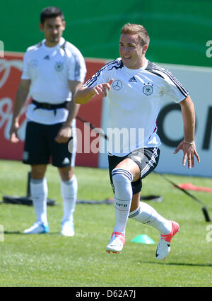 Nazionale tedesco di giocatori di calcio Mario Goetze e Ilkay Guendogan (L) a prendere parte a una sessione di allenamento della nazionale tedesca di calcio ad Andrea Corda Stadium di Abbiadori sull isola di Sardegna, Italia, 17 maggio 2012. Il team nazionale tedesco è attualmente in un campo di addestramento in Sardegna per preparare per il 2012 UEFA campionato europeo di calcio. Foto: MARCUS BRANDT Foto Stock