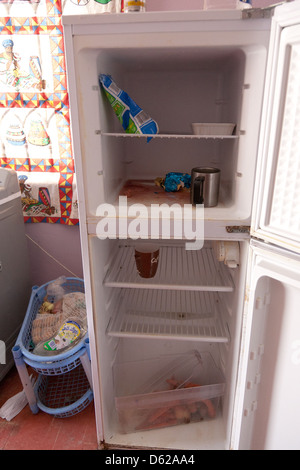 Guastato cibo in un antigienico frigo Foto Stock