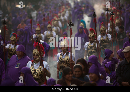 Uomini vestiti come legionari romani scort Gesù Nazareno del Milagro processione durante la pasqua settimana santa in Antigua Guatemala Foto Stock