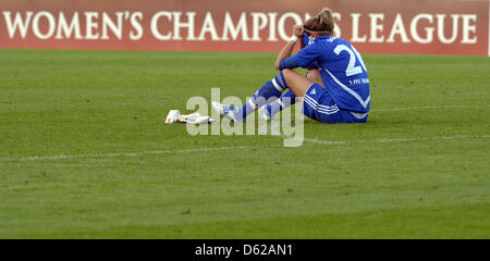 Francoforte è il portiere Desiree Schumann reagisce dopo aver perso le loro donne UEFA s finale di Champions League Soccer match tra Olympique Lyonnais e 1. FFC Francoforte presso lo Stadio Olimpico di Monaco di Baviera, Germania, il 17 maggio 2011. Foto: Peter Kneffel dpa/lby +++(c) dpa - Bildfunk+++ Foto Stock