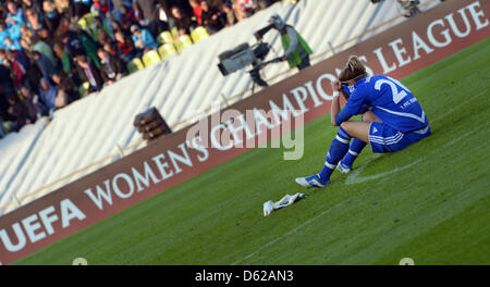 Francoforte è il portiere Desiree Schumann reagisce dopo aver perso le loro donne UEFA s finale di Champions League Soccer match tra Olympique Lyonnais e 1. FFC Francoforte presso lo Stadio Olimpico di Monaco di Baviera, Germania, il 17 maggio 2011. Foto: Peter Kneffel dpa/lby +++(c) dpa - Bildfunk+++ Foto Stock