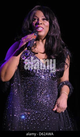 (File) - Un file di dpa foto datata 30 luglio 2009 mostra cantante americana Donna Summer in esecuzione al Tempodrom di Berlino, Germania. È stato il cantante del primo concerto in Germania per 30 anni. Donna Summer è morto di cancro il 17 maggio 2012. Foto: Soeren Stache Foto Stock