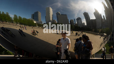 I turisti visualizza 'Cloud Gate', un pubblico scultura di Indiano-nato artista britannico Anish Kapoor, al Millenium Park di Chicago, USA, 17 maggio 2012. Il 20 e 21 maggio 2012, il vertice della NATO ha luogo nella città nordamericana sul Lago Michigan. Foto: Peer Grimm Foto Stock