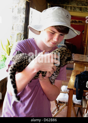 Turisti in safari, tenendo un baby cheetah nel Kwazulu Natal, Sud Africa. Foto Stock