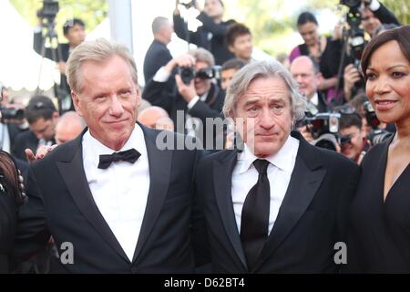 Attori James Woods (l-r), Robert De Niro e grazia Hightower arrivare alla premiere di 'Madagascar III: Europa's Most Wanted' durante il sessantacinquesimo Cannes Film Festival presso il Palais des Festivals a Cannes, Francia, il 18 maggio 2012. Foto: Hubert Boesl Foto Stock