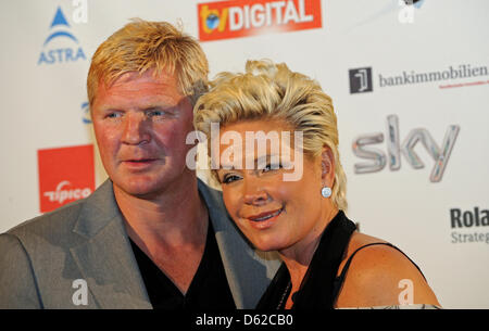 Ex calciatore professionista Stefan Effenberg e sua moglie Claudia arrivano al 'Sky Champions notte' ospitato da boradcaster Sky Deutschland a "cuore" a Monaco di Baviera, Germania, il 18 maggio 2012. Il partito è stato avviato a causa della partita finale tra FC Bayern Monaco e FC Chelsea il 19 maggio 2012. Foto: Ursula Dueren Foto Stock